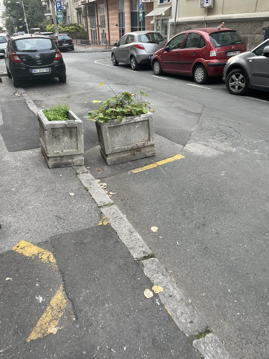 demrdja's tweet photo. @prijavi_problem A da ova zardinjera nije ulaz u neki portal za prelazak u drugu dimenziju pa ne sme niko da je dotakne? https://t.co/TyIHDE2OJ2