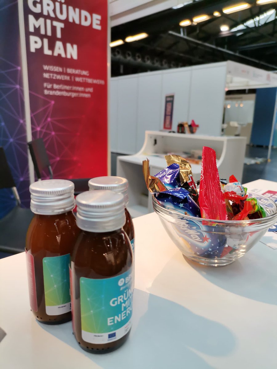 BPW_wirgruenden's tweet photo. Wir sind dann soweit...  Josephine und Frank haben unseren BPW-Messestand vorbereitet. Morgen sind wir dann ab 10:00 Uhr in der @ARENA_BLN auf der @deGUT.  Das lange Gründungswochenende kann starten...  #wirgründen #bpw2023 #messe #degut @ilb_wirfoerdern https://t.co/2JYvDK3TJN