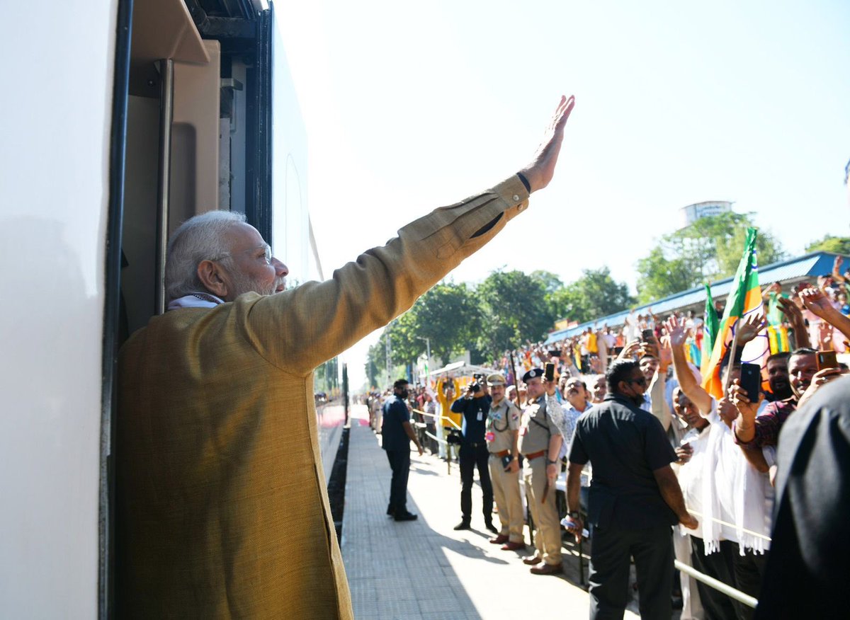 AmitShah's tweet photo. कांग्रेस ने अपने दशकों के शासन में जिस देवभूमि हिमाचल को विकास से कोसों दूर रखा वही हिमाचल @narendramodi जी के नेतृत्व में विकास का नया युग देख रहा है।

वंदे भारत एक्सप्रेस हिमाचल प्रदेश के विकास की गति को और बढ़ायेगी।

देवभूमि को यह सौगात देने के लिए प्रधानमंत्री मोदीजी का आभार। https://t.co/QHkfs9w3in