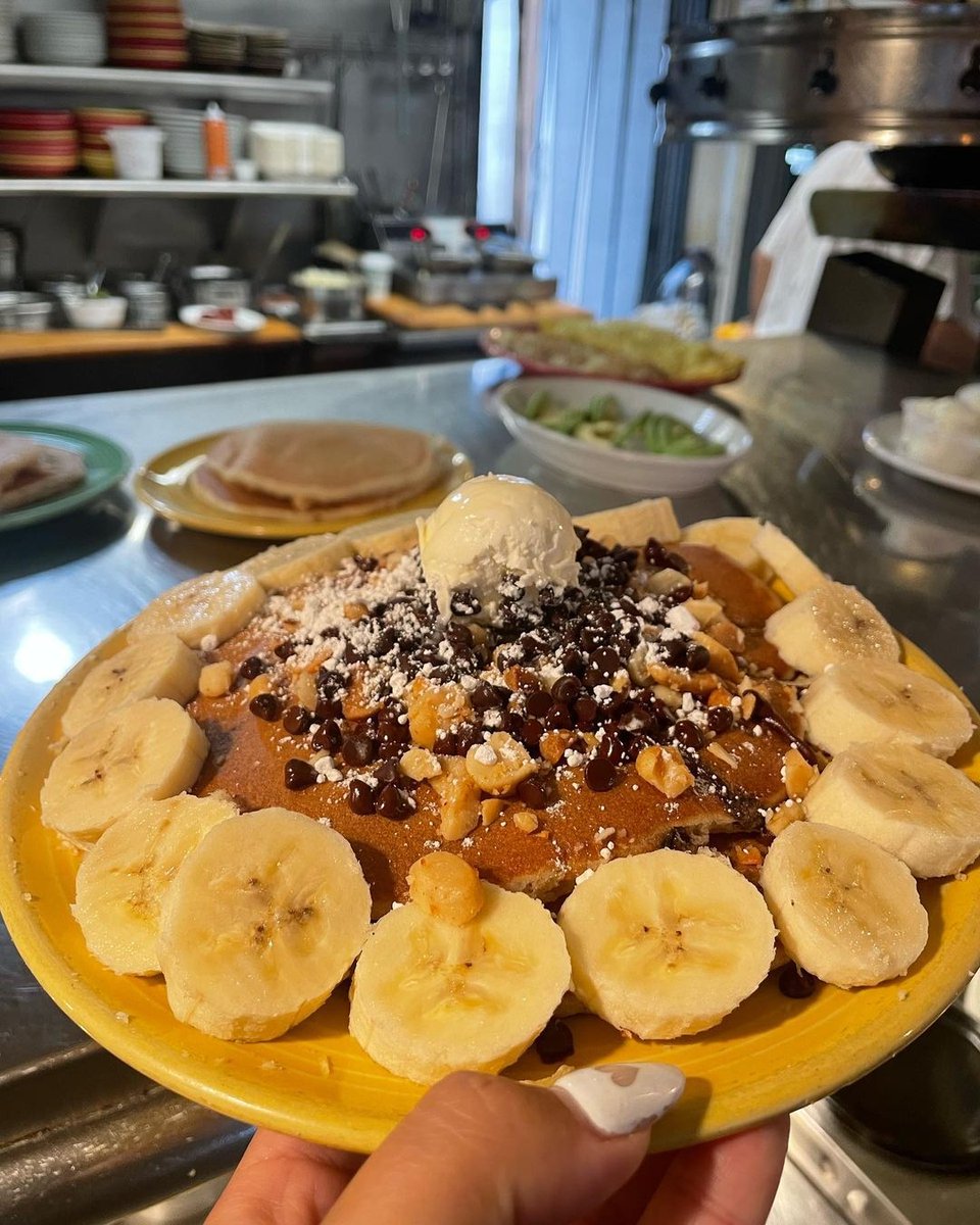 downtown_MB's tweet photo. 🥞 What's your favorite pancake flavor? We'll take an order of Chocolate Chip Pancakes with Banana Nuts on top from @unclebills_mb!

#DowntownManhattanBeach #MBLocalLove #MBbrunch #LAbrunch #pancakes #pancakesplease #unclebillspancakehouse #supportlocal https://t.co/dAK3J5LY40