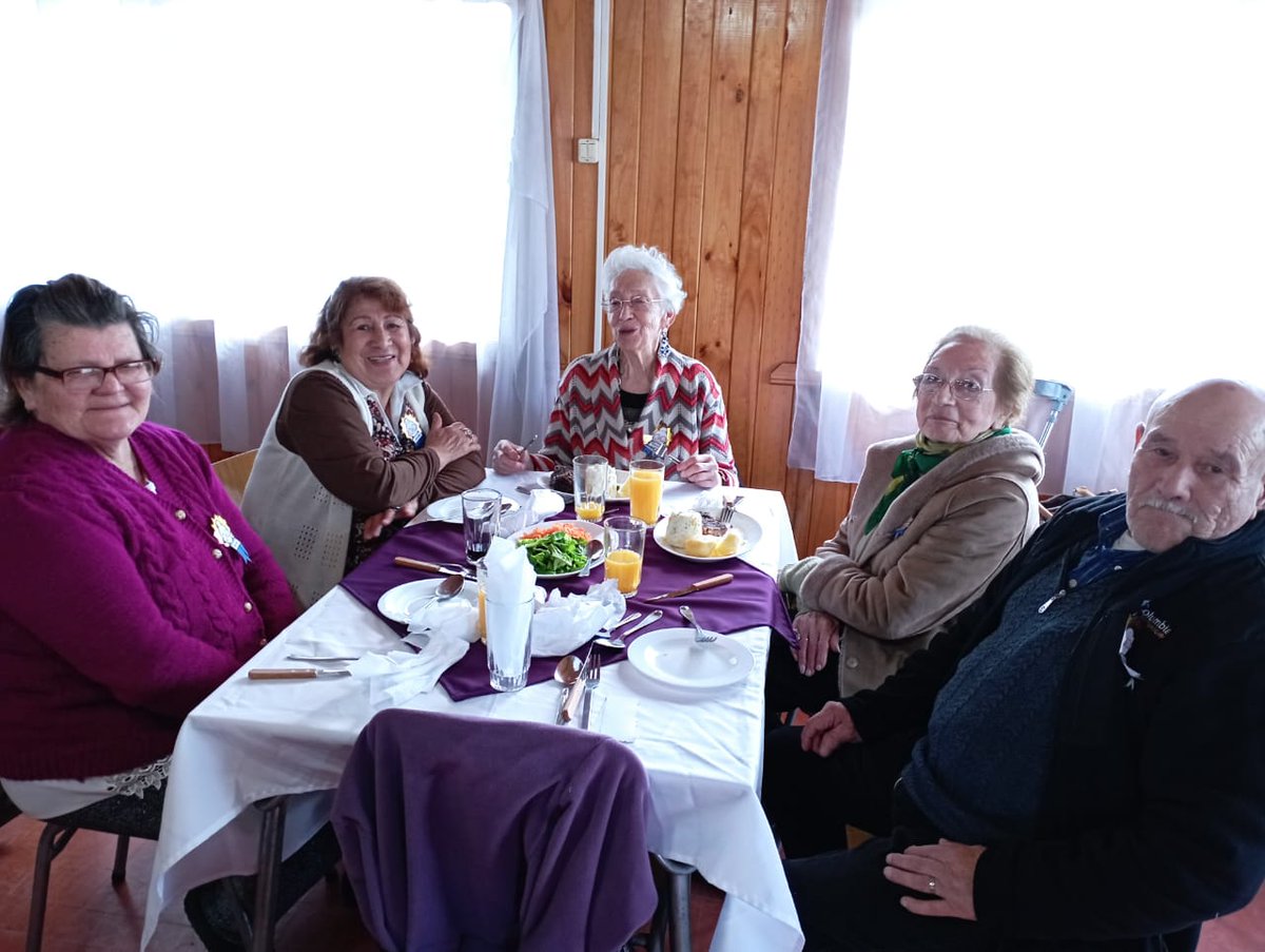Celebración #DíaDeLasPersonasMayores 👵👴 Posta Trapén. Agrupación Siempre Vivas.
La actividad fue organizada por el club social &amp; cultural Alun Suyai (Luz de Esperanza en mapudungun) y la TENS residente de la posta, Roxana Maldonado. 👏👏