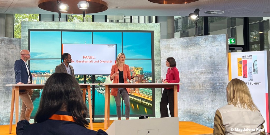 bmftr_bund's tweet image. Das #ShiftSummit 2022 widmete sich heute dem Thema #NewRoleModels. Unter den hochkarätigen Teilnehmern war auch die Beauftragte für Soziale Innovationen im BMBF @ZarahBruhn. Sie sprach zum Thema &quot;Wie divers ist unsere Gesellschaft wirklich?&quot; ow.ly/iPw950L9gQC @handelsblatt