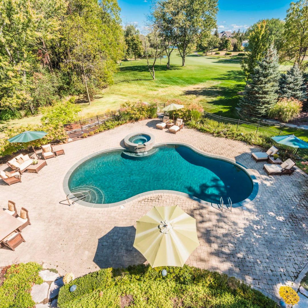 JamesEdition tweet media