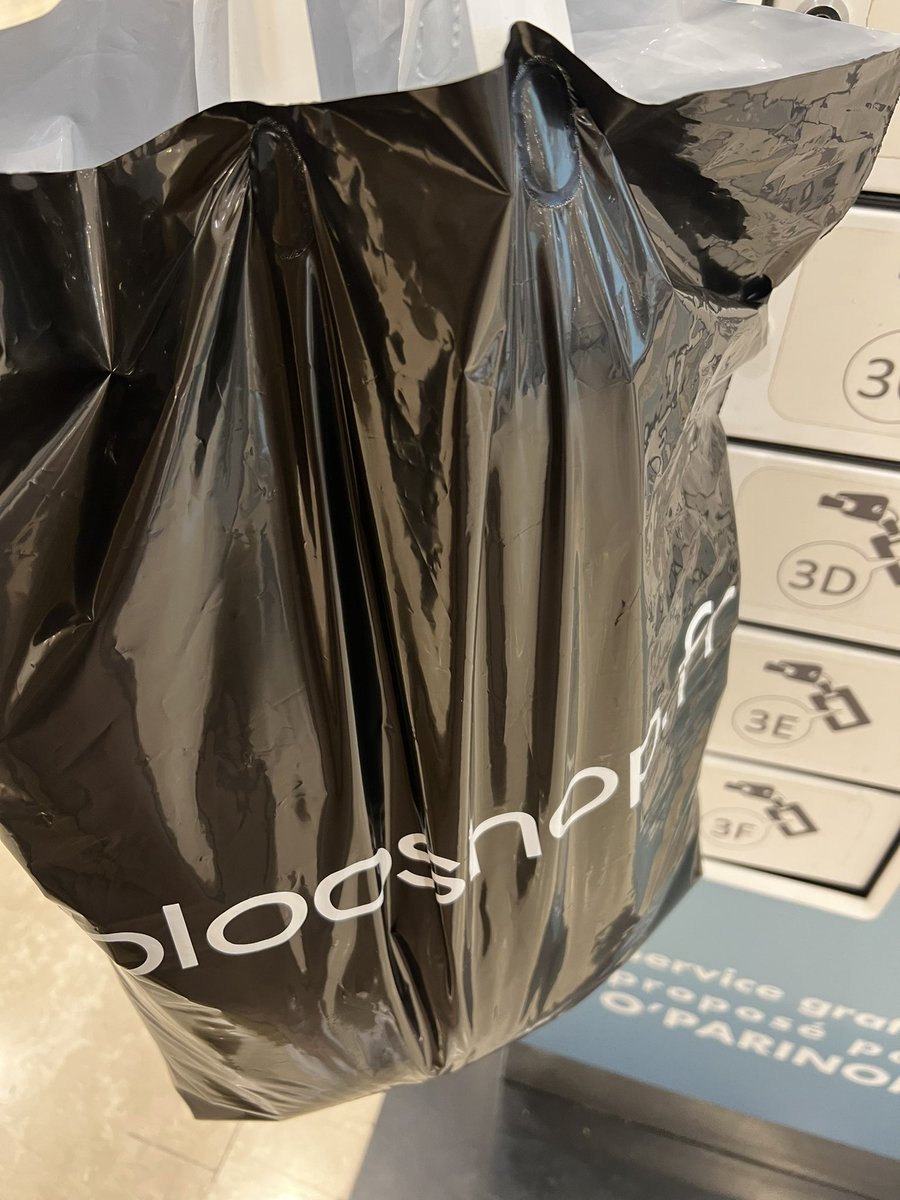 farahtweete's tweet photo. Blooshop, passage obligatoire + je vais brancher mon tel. https://t.co/N6Fi4lungy
