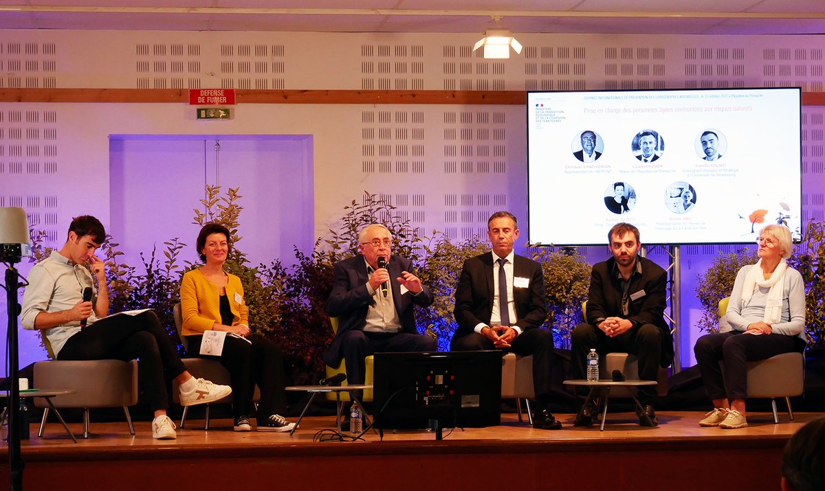 Développer ses réflexes face aux #risquesmajeurs , c'était le but d'un exercice de gestion de crise organisé ce matin à #laiguillonlapresquile dans le cadre de la #JourneeNationaleDeLaResilience Exercice suivi de tables rondes
#prevention #catnat #AyonsLesBonsRéflexes