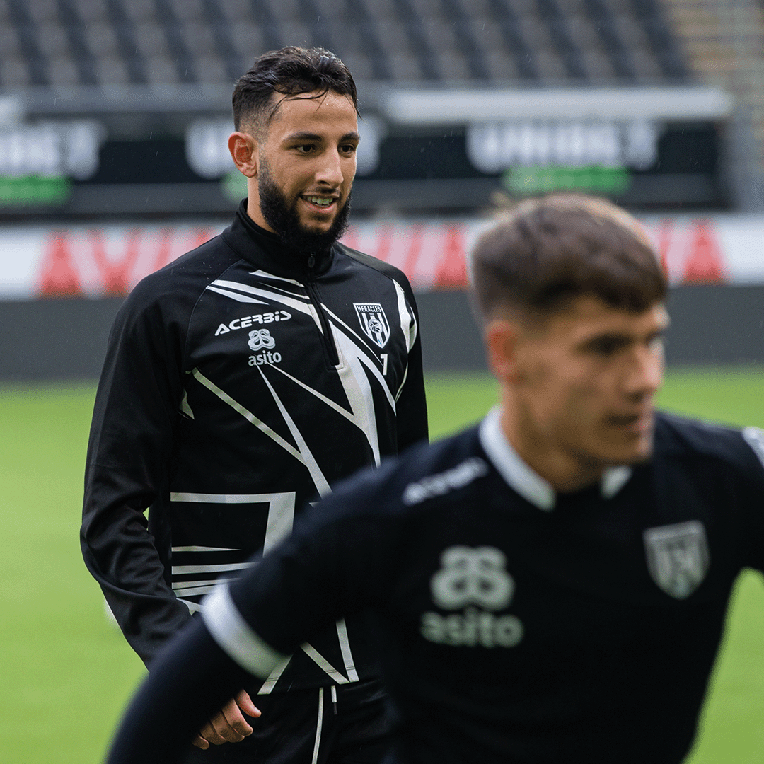 HeraclesAlmelo's tweet photo. 𝗧𝗲𝗿𝘂𝗴 op het 𝘁𝗿𝗮𝗶𝗻𝗶𝗻𝗴𝘀𝘃𝗲𝗹𝗱 🤩👏
#Azzaoui #MissiePromotie #WijZijnHeracles https://t.co/gLPJFK44Ay