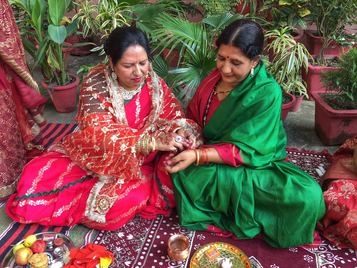 Breathedreamgo's tweet photo. Was showing my @India4Beginners guest Jane from Canada around Delhi today and we came across a #KarvaChauth gathering!

#IncredibleIndia #Delhi #indiaforbeginners #indiatourism https://t.co/x2ONWW7UWe