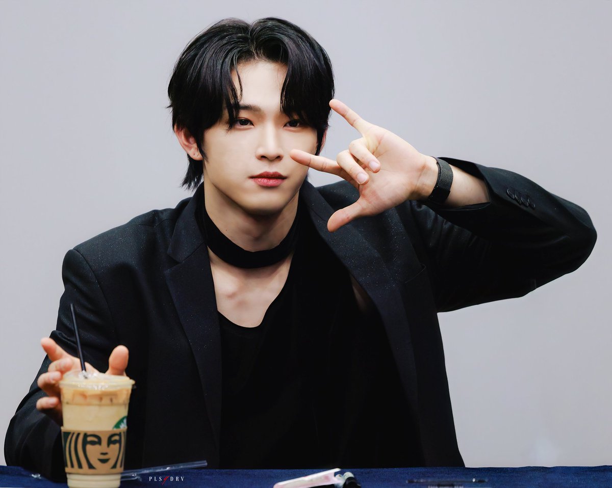pls9DRV's tweet photo. 📸220922 에스플렉스🐥

키랏🌟

#원어스 #ONEUS #ワンアス #ワナス
#이도 #김건학 #건학
#イド #ゴナク #LEEDO https://t.co/DUvMUoJf8e