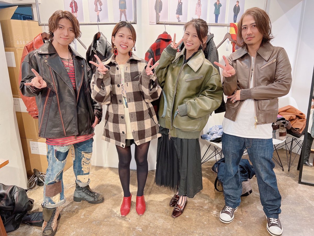 _yuka_ch's tweet photo. ひっちが告知してた展示会行ってきました✨旦那の誕生プレゼントにいいかなと思って💕
誕生日には間に合わなそうだけど届いたら着てもらうの楽しみ！
着て並ぶだけでパリピーズになれた笑
オーバーサイズ可愛い✨
今週は原宿に是非！
#ANDPEACE https://t.co/os97uS44Ep