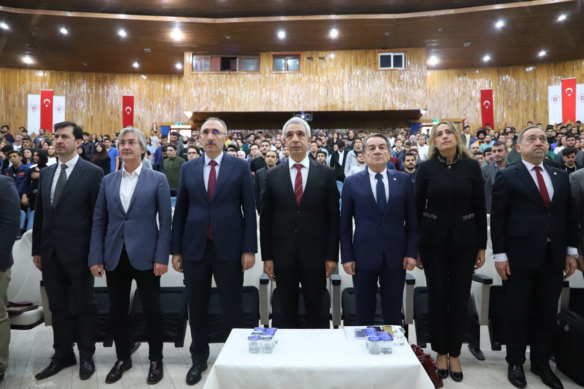 firatresmihesap's tweet photo. Üniversitemiz Fırat Elektronik ve Bilişim Teknolojileri Öğrenci Topluluğu tarafından “Bilişim Teknolojileri” kongresi düzenlendi.

Kongrede konuşan Rektörümüz Prof.Dr. Fahrettin Göktaş, yaklaşık 4 bin kişiden oluşan bir bilişim teknolojileri ordusuna sahip olduğumuzu vurguladı. https://t.co/OZoLRitqRb