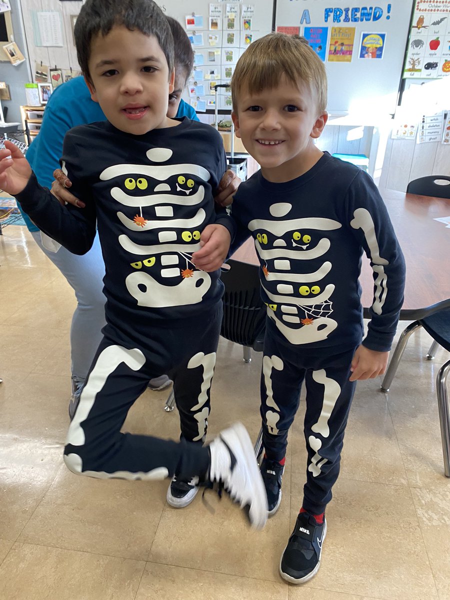 MrsRogersK's tweet photo. Twinning in their Jammie’s today!! #hecsmagic https://t.co/C2KJuD6j69