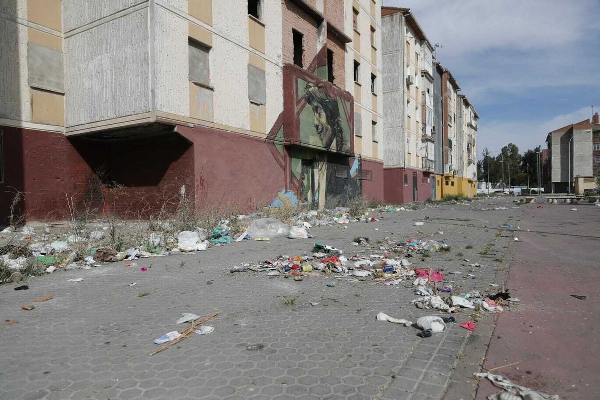 petergm1907's tweet photo. Es una vergüenza como han dejado las 3000 los aficionados de la Roma.... https://t.co/hLc0S9oqJm