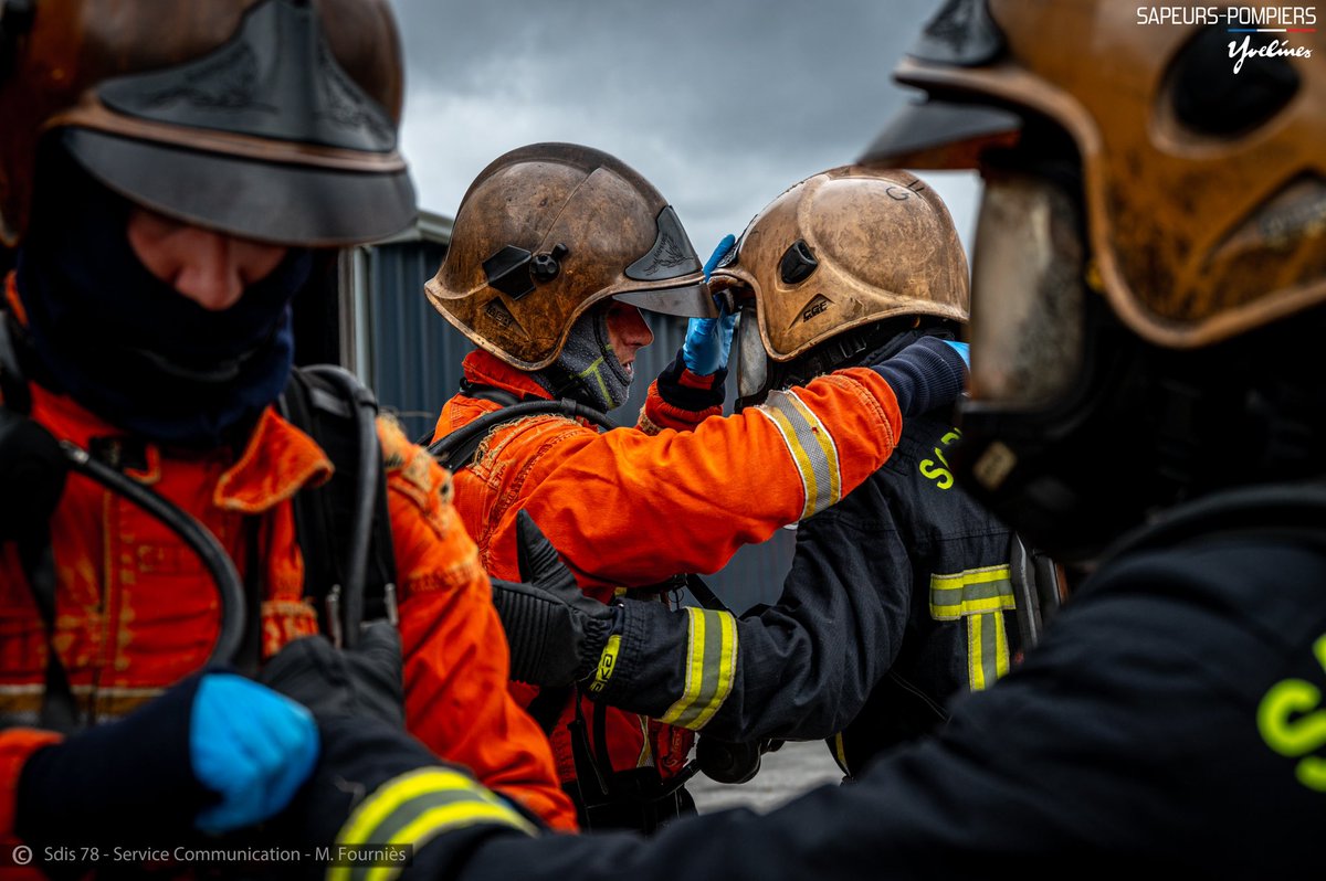 [ #jeudiphoto📸] La confiance n’exclut pas le contrôle. Les formateurs incendie des <a href="/pompiers78/">pompiers78</a> vérifient minutieusement que les stagiaires sont correctement équipés avant d’effectuer leur entrée dans le caisson feu.