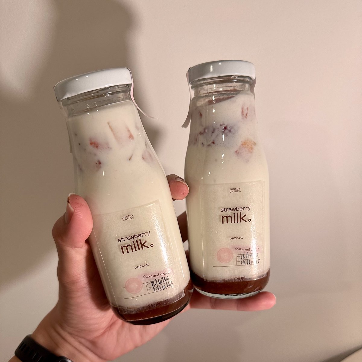 cnew888's tweet photo. สตรอว์เบอร์รี่ มิลเชคนางก็หร่อยแรง เคี้ยวเนื้อสตรอว์ไปด้วย เต็มคำ 🤩

พิกัดสั่งจากไอจีนี่จ้า : https://t.co/WwwyMjz2H5 https://t.co/AVRQX6DSdn