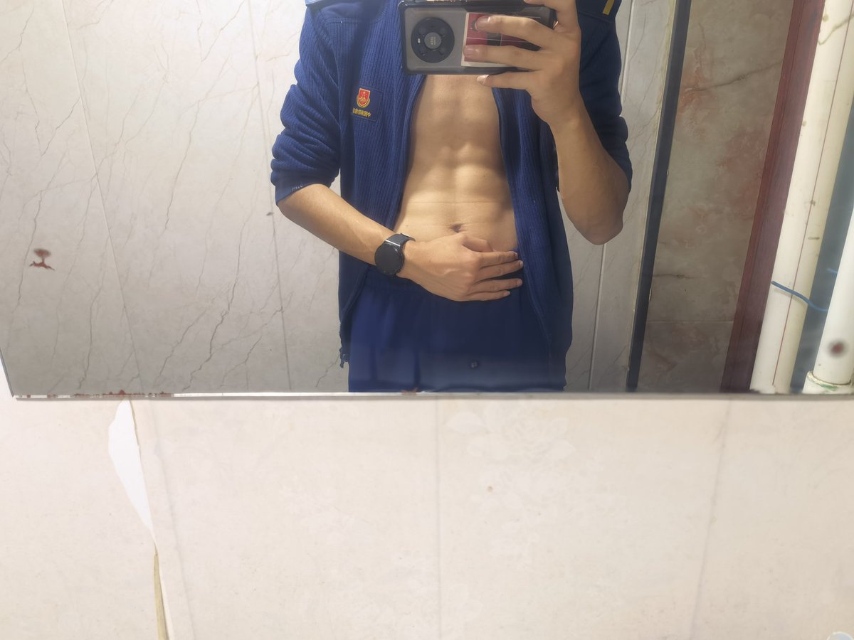 V13893984480's tweet photo. 我这一文不值却又似黄金的二十岁 https://t.co/o6UkldaXMi
