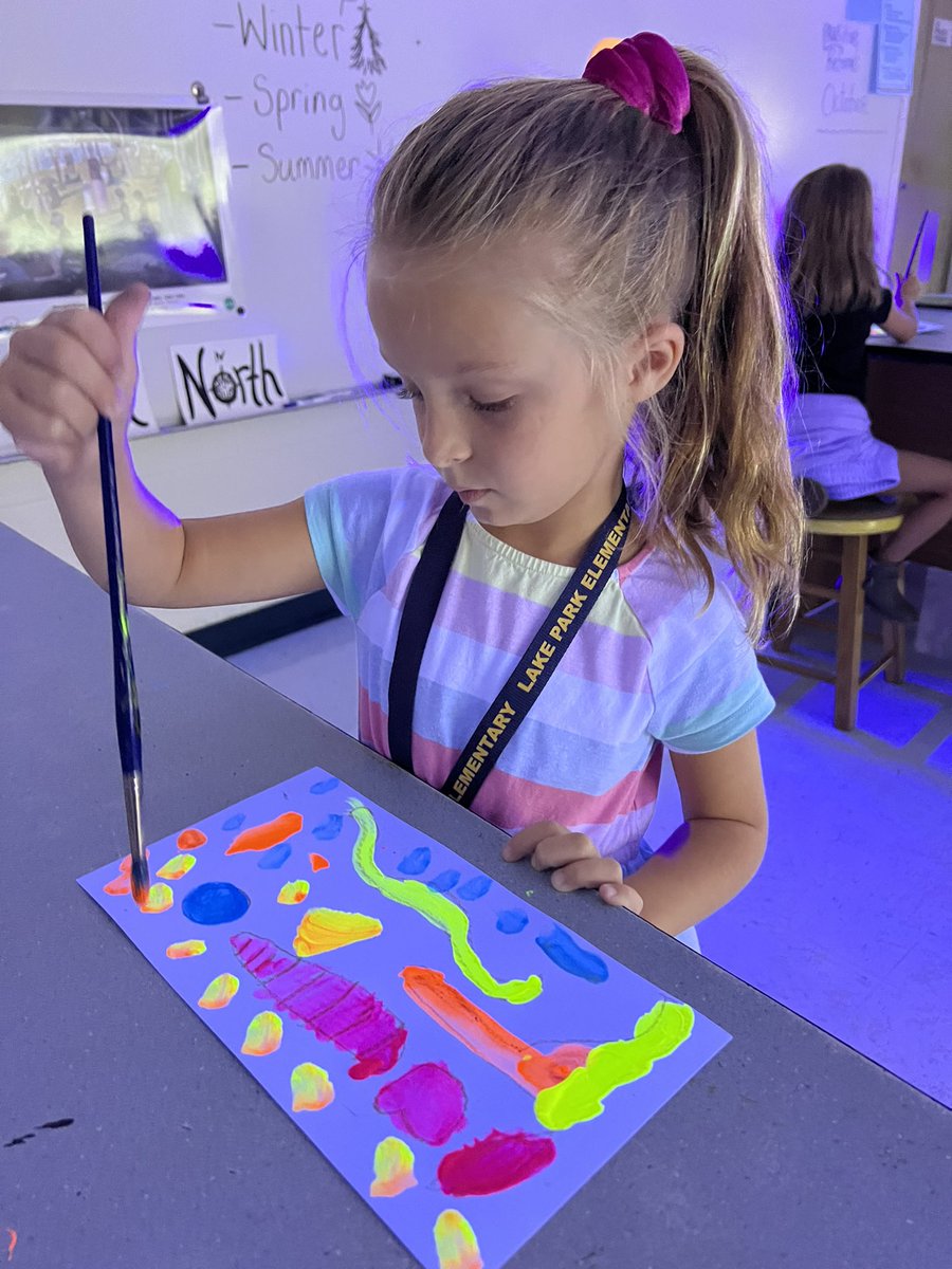 MrsFoht's tweet photo. Glow Painting! https://t.co/iX4DhXAoKS