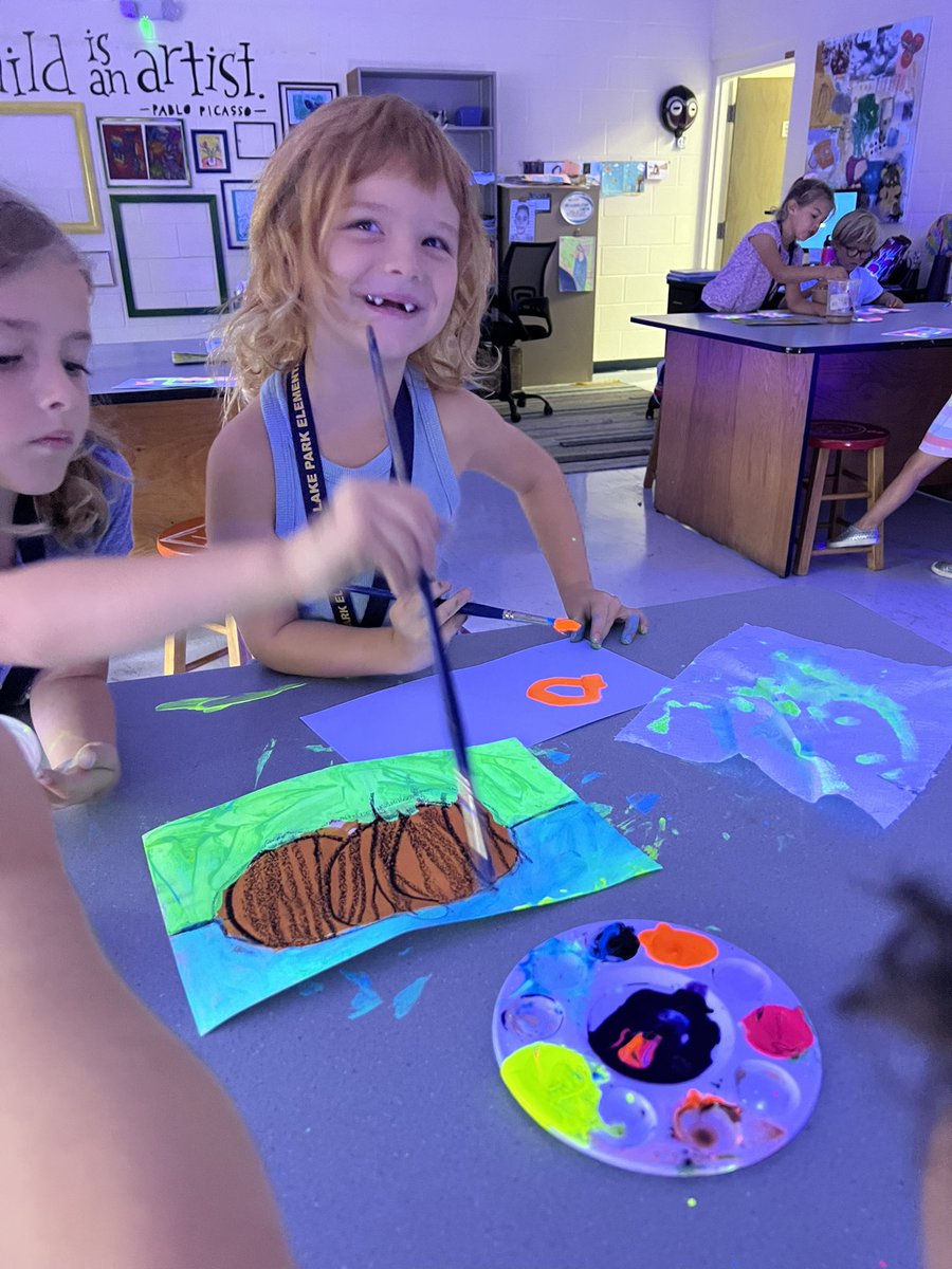 MrsFoht's tweet photo. Glow Painting! https://t.co/iX4DhXAoKS