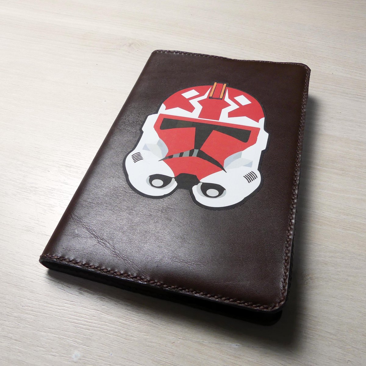 ManlimaCosplay's tweet photo. ¡¡Reseñas alemanas bonitas!! ★★★★★ ¡Gracias Petra! "Schnell geliefert. War ein Geburtstagsgeschenk und der Herr hat sich sehr gefreut!" https://t.co/Ca8JrXaJxQ
#etsy #leathernotebook #geekgift #starwarsnotebook #starwarsinspire #Ahsoka https://t.co/yGWyugW0Ao