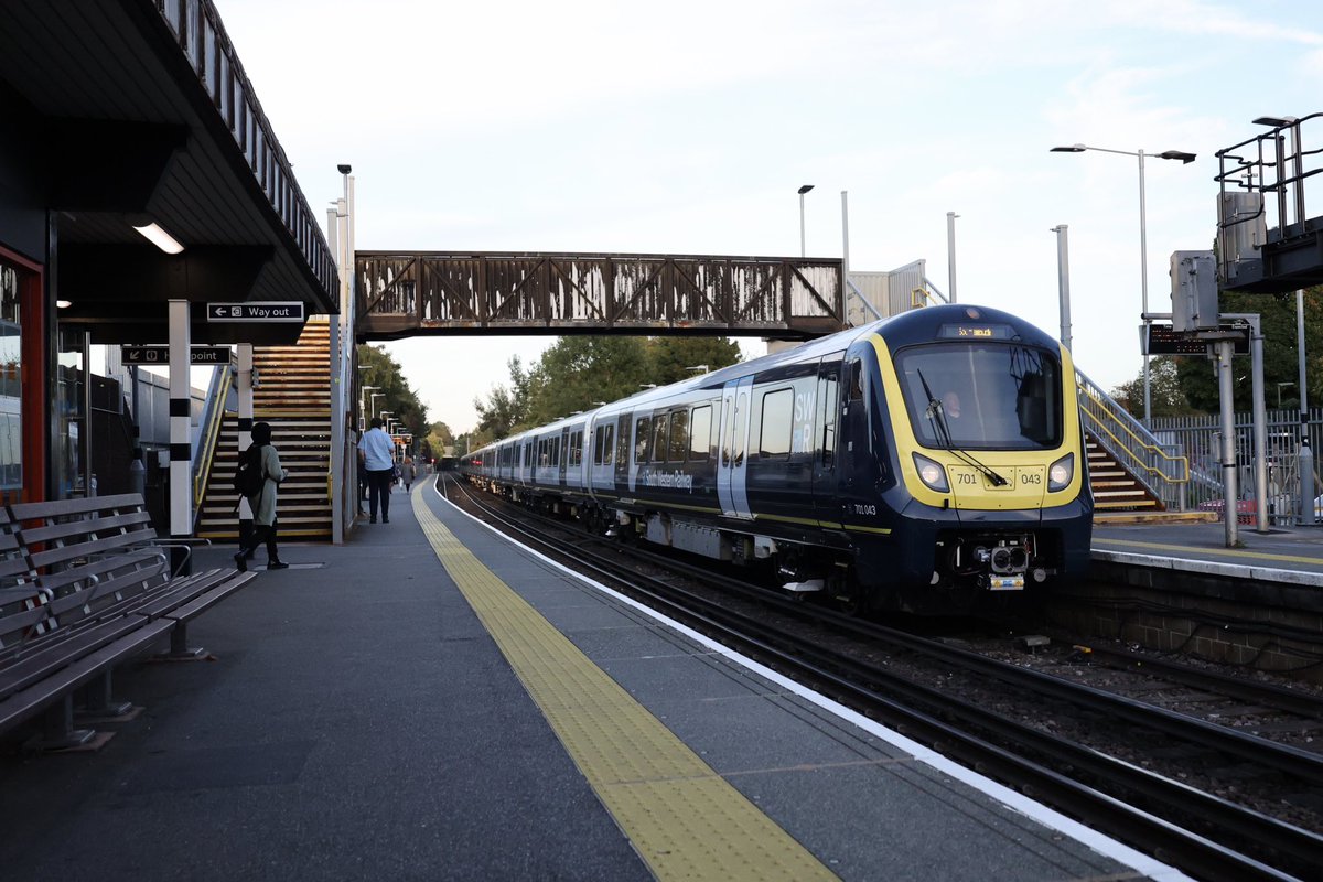 brownandrew15's tweet image. 701043 at #Egham on 5Q51 and 5Q52 on Tuesday. #class701 #southwesternrailway