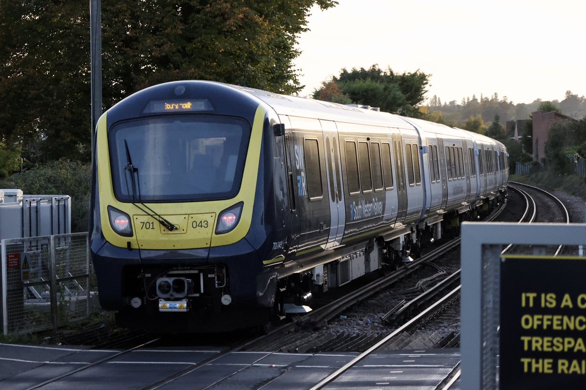 brownandrew15's tweet image. 701043 at #Egham on 5Q51 and 5Q52 on Tuesday. #class701 #southwesternrailway
