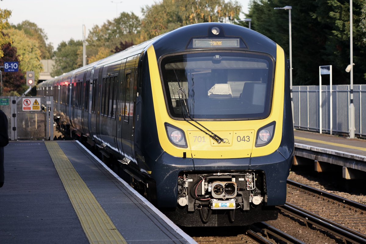 brownandrew15's tweet image. 701043 at #Egham on 5Q51 and 5Q52 on Tuesday. #class701 #southwesternrailway