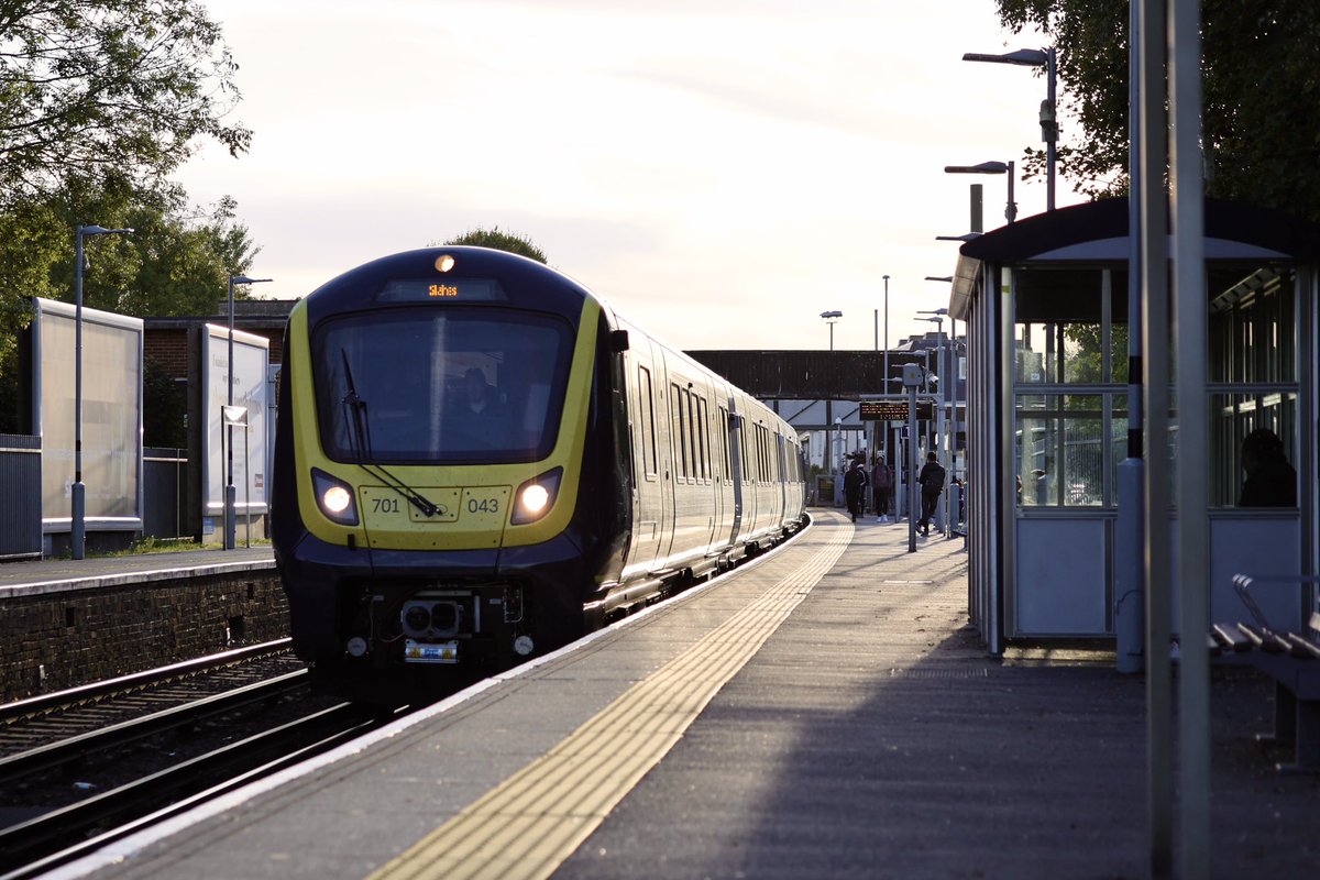 brownandrew15's tweet image. 701043 at #Egham on 5Q51 and 5Q52 on Tuesday. #class701 #southwesternrailway