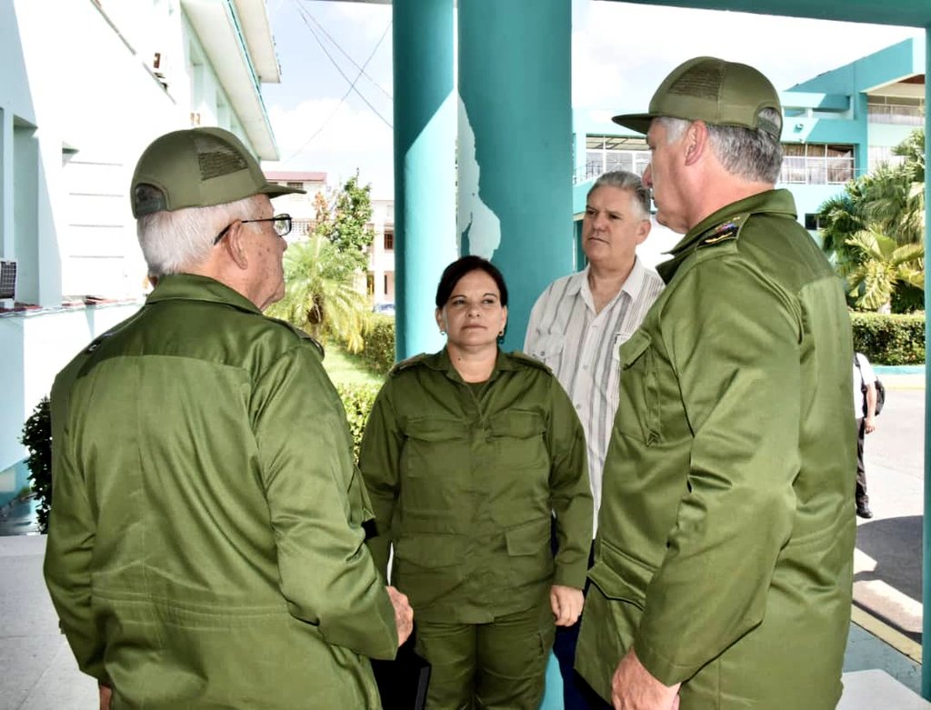 PresidenciaCuba's tweet photo. 🧵| El presidente @DiazCanelB está en Pinar del Río. Quinta ocasión desde el paso del huracán Ian por este territorio. 

Chequeará con las autoridades locales y el pueblo pinareño la marcha de la recuperación. 

Lo acompaña el ministro @AlejandroGilF.

#TodosJuntos #FuerzaCuba https://t.co/RPjsXvBBbM