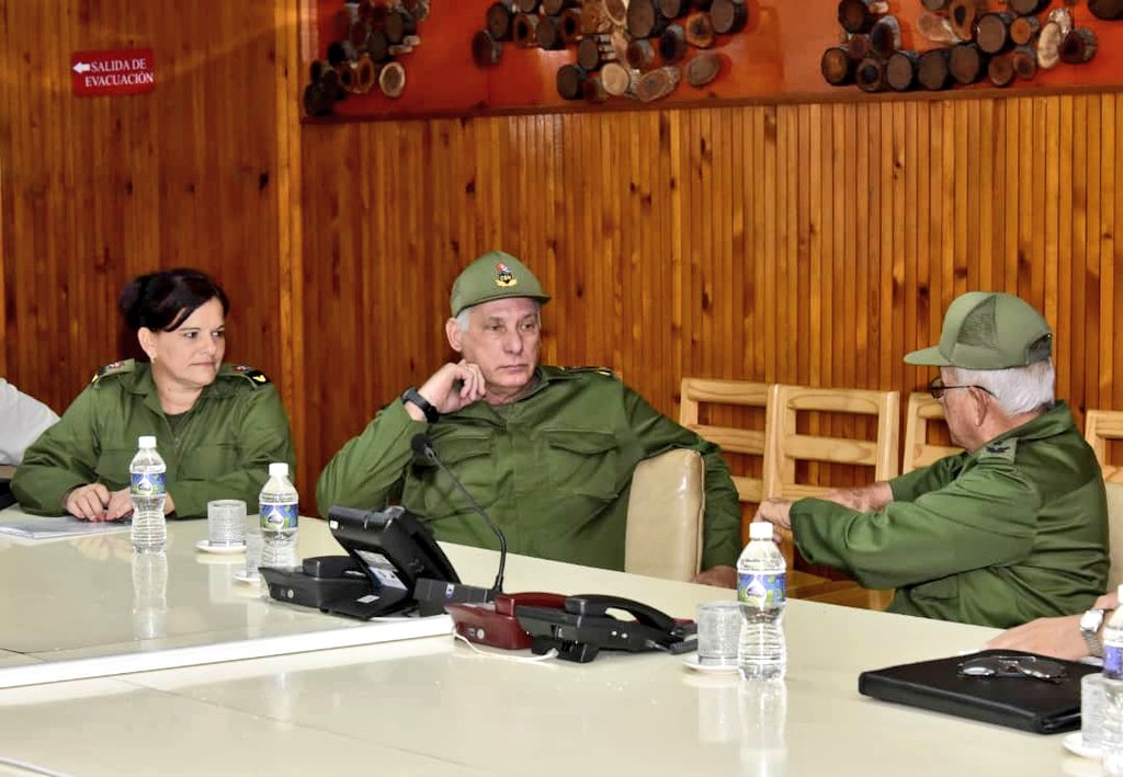 PresidenciaCuba's tweet photo. Llegó a la sede del Partido en la provincia, donde lo reciben el general de cuerpo de ejército Ramón Espinosa Martin, el miembro del Secretariado del Comité Central, @FelixDuarteOrte, y las máximas autoridades de la provincia: @YamileRamosCord y @RubenRamosPR. https://t.co/GedofydqwX