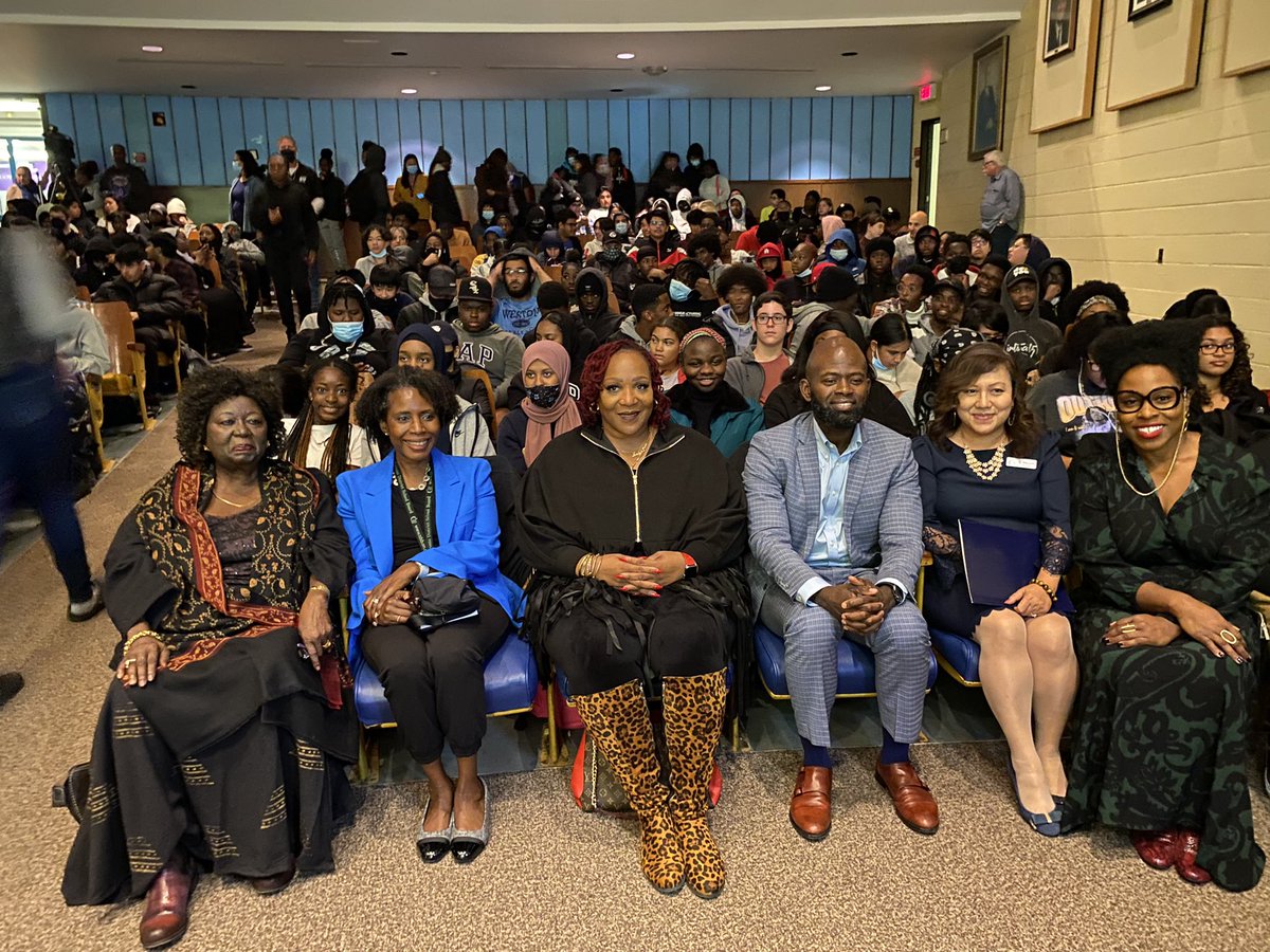 WestonCI's tweet photo. #MakeUrMark and @kymniles @WestonCI presenting #BlackCanadianPioneersMural with our #BSU and distinguished guests @TDSBDirector @JeanAugustine07 @LadypMC81 @kwamelennon @UtonR @CynthiaNguyen98 @Pooler_51 #BlackStudentSuccess #FiresideChat @tdsb https://t.co/SwrKWNWG9R