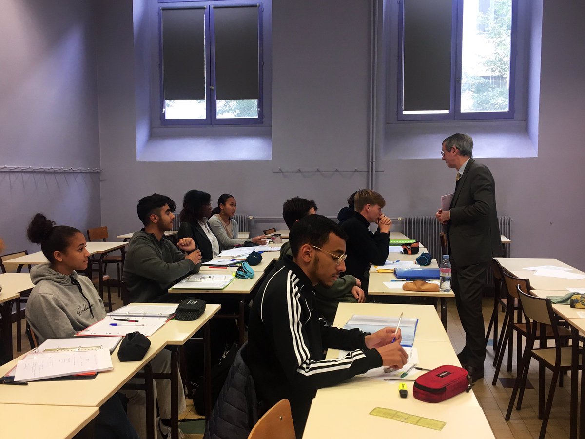 Académie de Lyon (@academielyon) on Twitter photo Ce matin, le recteur <a href="/DugripOlivier/">Olivier Dugrip</a> a rencontré les élÚves de la classe prépa destinée aux élÚves de lycée professionnel ouverte en cette rentrée au Lycée Ampere (Lyon). Des élÚves méritants et motivés, une équipe pédagogique dynamique et engagée pour leur réussite: bravo à tous! Ce matin, le recteur <a href="/DugripOlivier/">Olivier Dugrip</a> a rencontré les élÚves de la classe prépa destinée aux élÚves de lycée professionnel ouverte en cette rentrée au Lycée Ampere (Lyon). Des élÚves méritants et motivés, une équipe pédagogique dynamique et engagée pour leur réussite: bravo à tous!