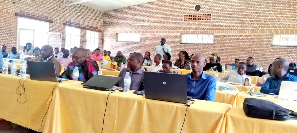 RubavuDistrict's tweet image. Umuyobozi w'Akarere wungirije ushinzwe imibereho myiza  Madamu @Ishi_pacy, yayoboye inama yaguye ya #DPEM , asaba abitabiriye kongera imbaraga mu gukurikirana abana bagaragaweho igwingira n'imirire mibi cyane bashishikariza ababyeyi kwitabira igikoni cy'umudugudu n'amarerero,. ..