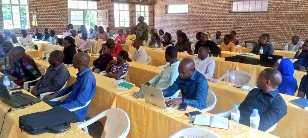 RubavuDistrict's tweet image. Umuyobozi w'Akarere wungirije ushinzwe imibereho myiza  Madamu @Ishi_pacy, yayoboye inama yaguye ya #DPEM , asaba abitabiriye kongera imbaraga mu gukurikirana abana bagaragaweho igwingira n'imirire mibi cyane bashishikariza ababyeyi kwitabira igikoni cy'umudugudu n'amarerero,. ..