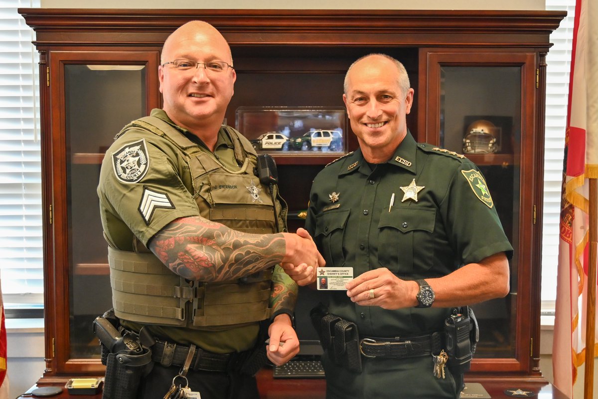 🎉 ECSO Promotion 🎉
Join us in congratulating Jeffrey Swanson on his promotion to Lieutenant! 
#ECSOPromotion #Congrats #YourECSO