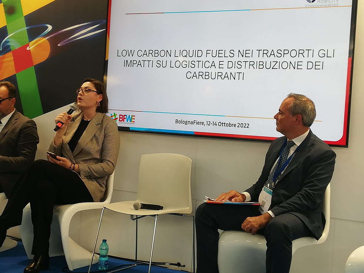 ⚡️ Il #phaseout del #motore endotermico al 2035 prospettato dal Pacchetto #FitFor55 metterà davvero la parola fine allo sviluppo dei low carbon liquid fuels? 
🎙️ A <a href="/FuelsMobility/">Fuels Mobility</a> Letizia Pasqualini, Responsabile Energetica di Assopetroli-Assoenergia