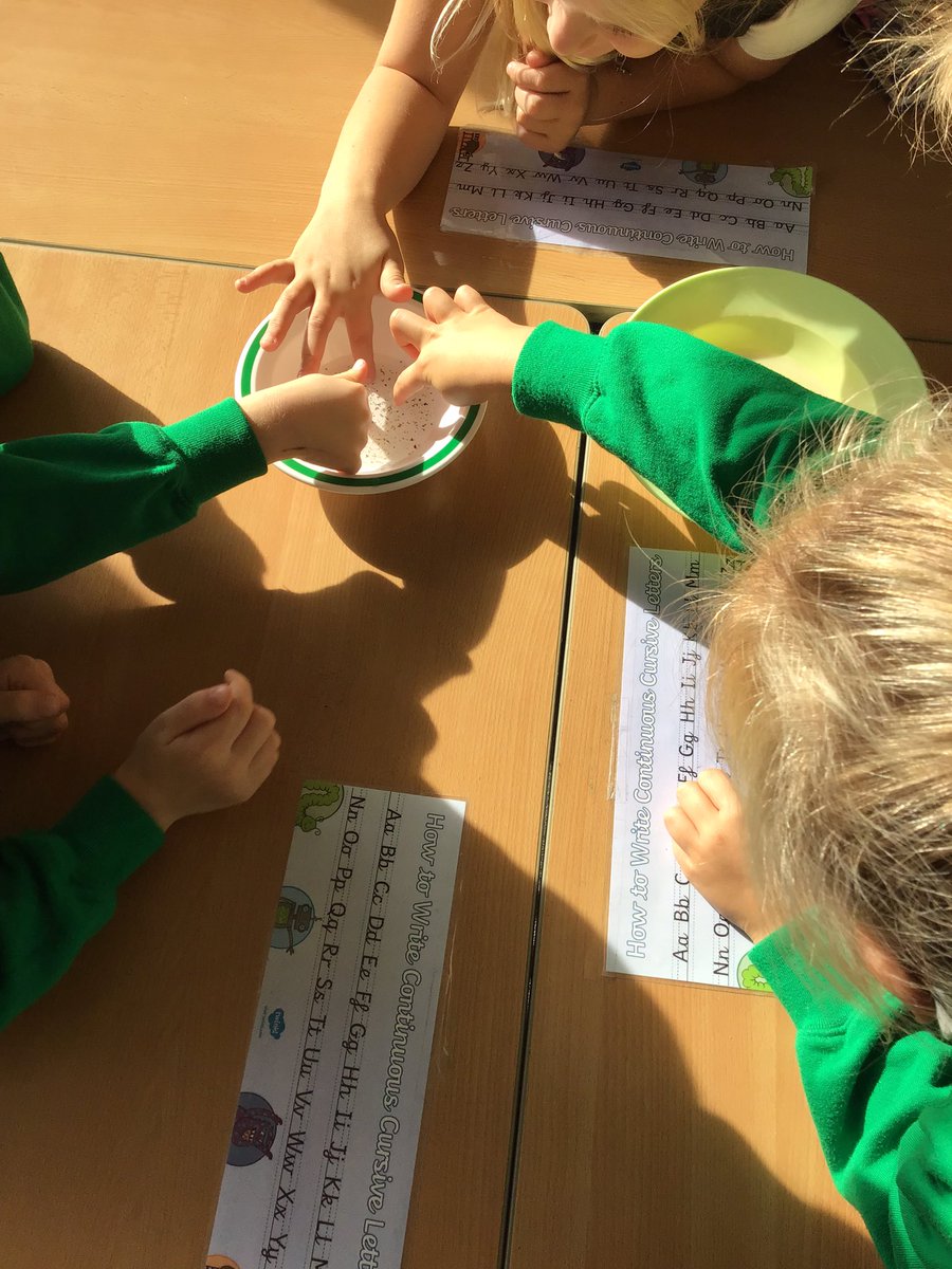MissEllisClover's tweet photo. We looked at the importance of how soap prevents germs🦠 #HumberstonCloverfields #CloverfieldsScience https://t.co/lUihr2i2O8