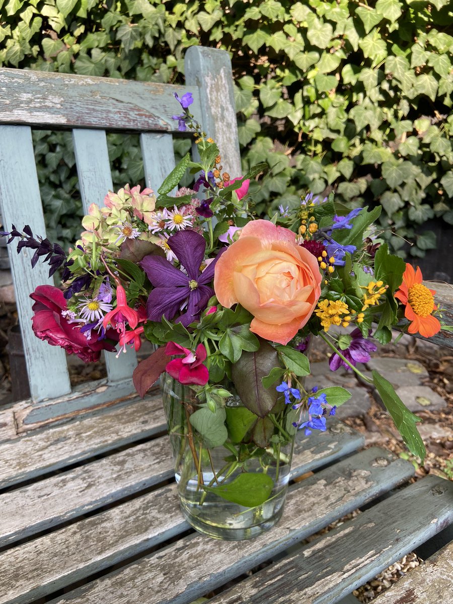 SallyfeeFee's tweet photo. #30stemchallenge @TheFlowerFarmer gorgeous autumn colours https://t.co/MRRKdItq8t