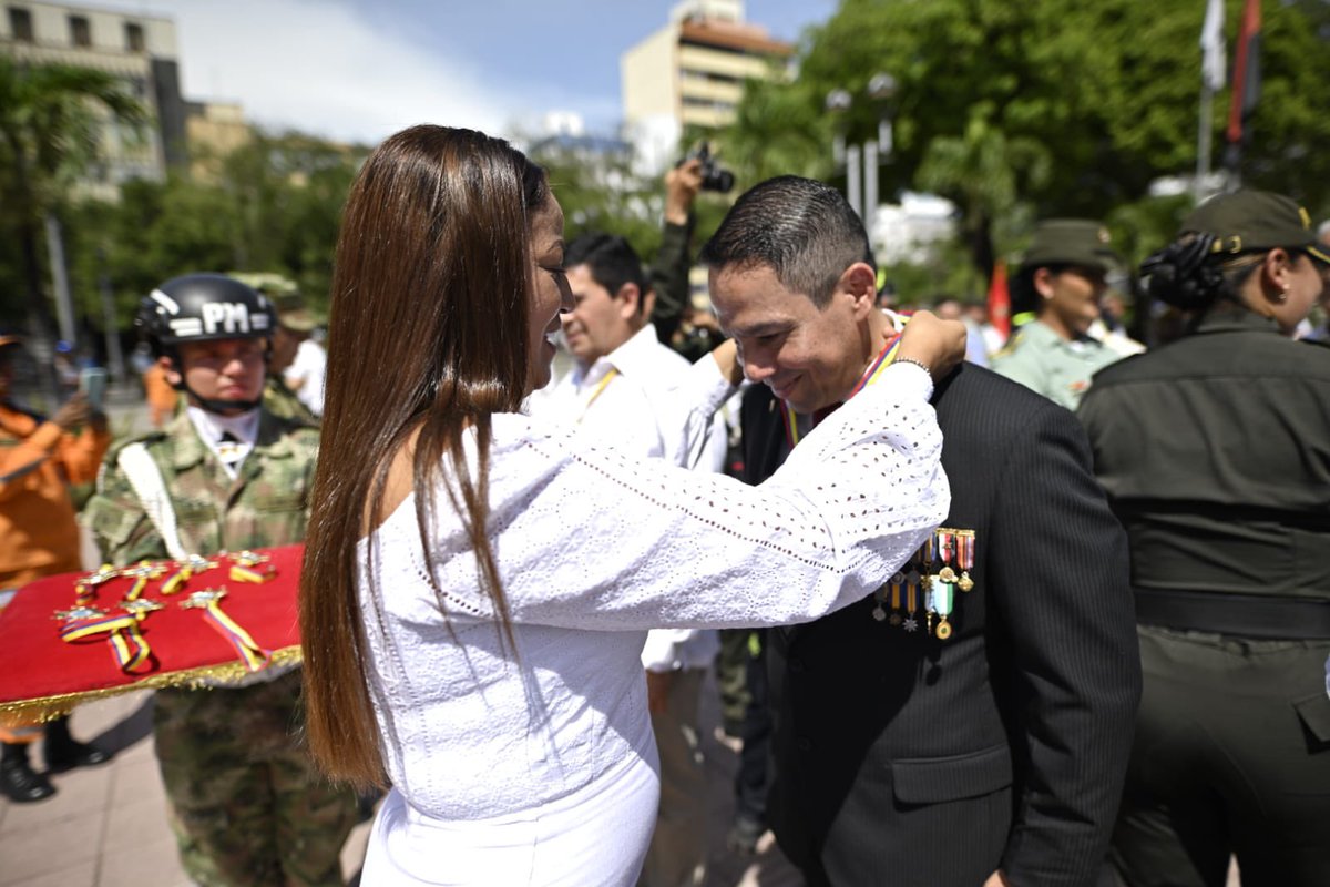 GoberNorte's tweet photo. En el marco de la conmemoración del Día del Veterano, la Gobernación exaltó y brindó reconocimiento a 60 miembros de la fuerza pública en retiro, resaltando su vocación, entrega y servicio a la patria, ustedes son los arquitectos de este proyecto llamado Democracia. https://t.co/jbAnWwG5qQ
