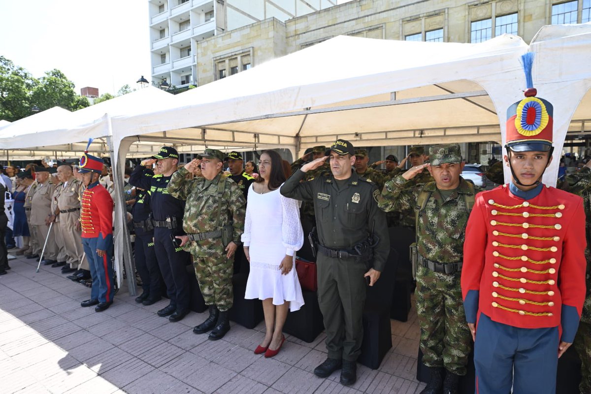 GoberNorte's tweet photo. En el marco de la conmemoración del Día del Veterano, la Gobernación exaltó y brindó reconocimiento a 60 miembros de la fuerza pública en retiro, resaltando su vocación, entrega y servicio a la patria, ustedes son los arquitectos de este proyecto llamado Democracia. https://t.co/jbAnWwG5qQ