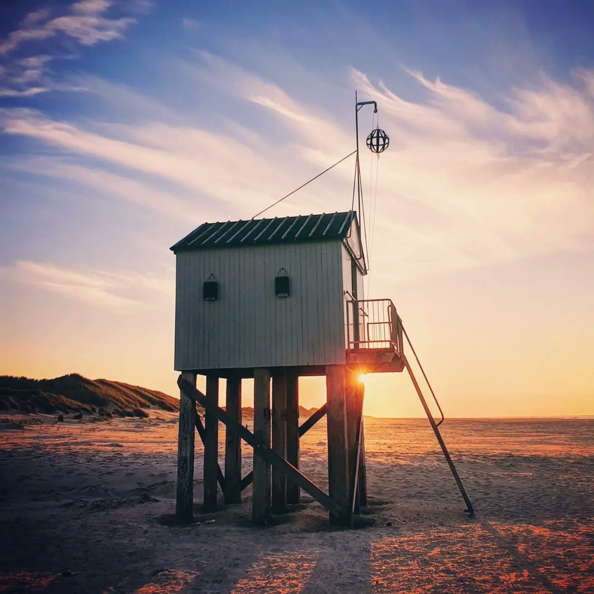 Zonsondergang bij het Drenkelingenhuisje.  #Terschelling <a href="/DZK_deWadden/">De Zee Kust DE WADDEN</a> <a href="/noordzeenieuws/">NoordzeeStrandnieuws</a>
