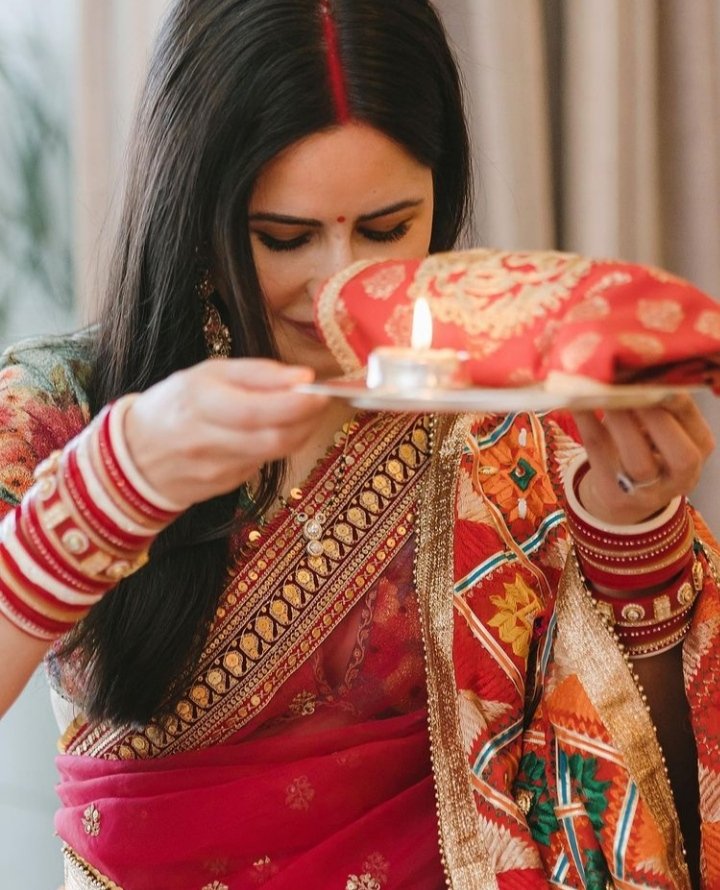 sultana7510's tweet photo. Uffff 🥹Why she is sooo beautiful 😩
Obsessed with her 💕
Solah shringar aura of her 🪷
Katrina-Vickys first Karvachauth 🪔
#KatrinaKaif #Kat #VickyKaushal #KatVic #VicKat #KarvaChauth #SolahShringar #Beautiful #Beauty #Aura #Sindoor #bindi #firstkarvachauth #love https://t.co/lxbG4xaBQD