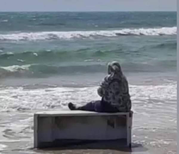 FadhelKaboub's tweet photo. This image from #Zarzis #Tunisia has been constantly on my mind for the last 24 hours. It hurts just to think about this mother's pain and the lost souls in the #Mediterranean including infants. #Austerity kills!
#7arga #تونس #جرجيس #harga #حرقة #Naufrage
https://t.co/Vx0ghBFiDX https://t.co/47b8lOQGI1