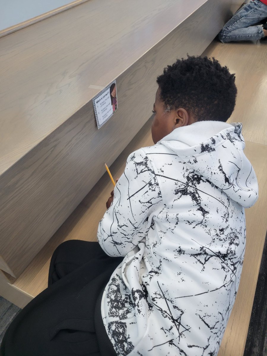 CoachPaskon's tweet image. Ss are practicing identifying dialogur with correct punctuation and capitalization. #isdschools
#collaborationspaces