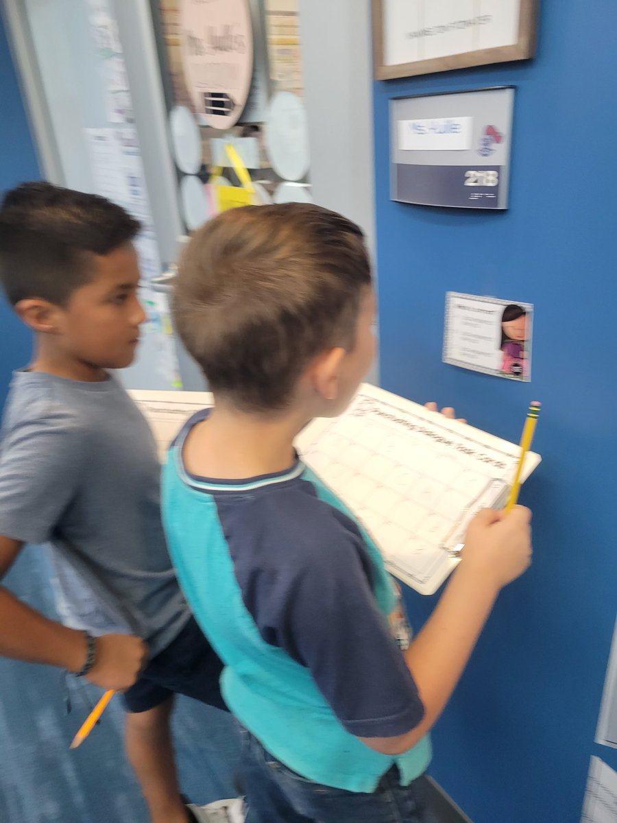 CoachPaskon's tweet image. Ss are practicing identifying dialogur with correct punctuation and capitalization. #isdschools
#collaborationspaces