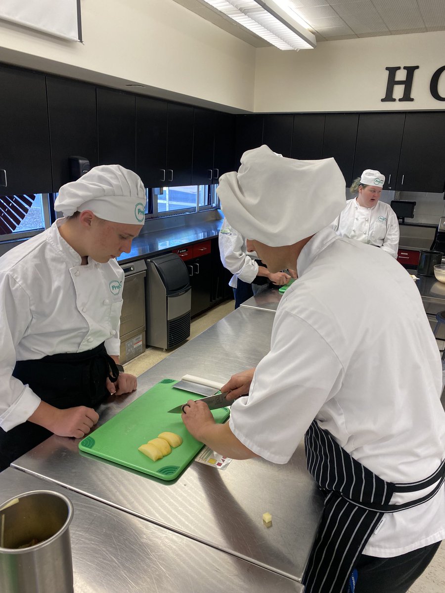 It’s #NationalSchoolLunchWeek!  Thank you to <a href="/CSSD11/">Colorado Springs Schooll District 11</a> Chef Jason Mathis for visiting our <a href="/ProStart/">ProStart</a> class.    Chef Mathis reviewed knife skills and discussed school lunch menus with students.  Menu collaboration is in progress and students are excited!