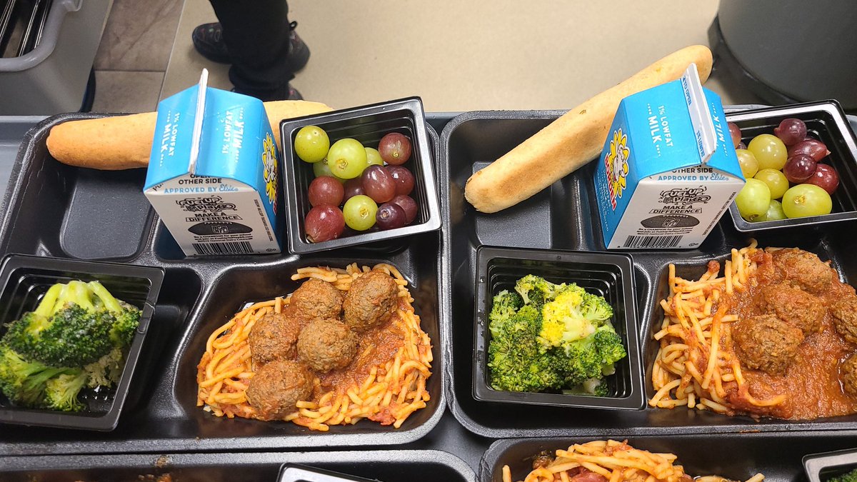 BurlesonCNS's tweet photo. Delicious lunch plates for our Pre-K students at @BrockTigers. Miss Kristi &amp; team always serve our students amazing meals! 🍝🍇🥛🥦 #feedingBurleson #schoollunch https://t.co/wfnkjkIpgo