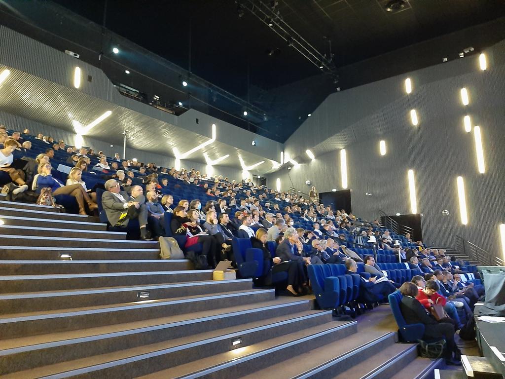 Éducation Numérique (@edu_num) on Twitter photo Clôture du colloque #InFine2022 par <a href="/EdouardGeffray/">Edouard Geffray</a> et <a href="/audranlebaron/">Audran Le Baron</a> d'<a href="/education_gouv/">Ministère Éducation nationale</a>
Presque 500 personnels d'encadrement réunis au <a href="/futuroscope/">Futuroscope</a> autour du numérique éducatif et de la recherche💡
⏯ Retrouvez les replays de la journée dès demain sur in-fine.education/fr/ Clôture du colloque #InFine2022 par <a href="/EdouardGeffray/">Edouard Geffray</a> et <a href="/audranlebaron/">Audran Le Baron</a> d'<a href="/education_gouv/">Ministère Éducation nationale</a>
Presque 500 personnels d'encadrement réunis au <a href="/futuroscope/">Futuroscope</a> autour du numérique éducatif et de la recherche💡
⏯ Retrouvez les replays de la journée dès demain sur in-fine.education/fr/