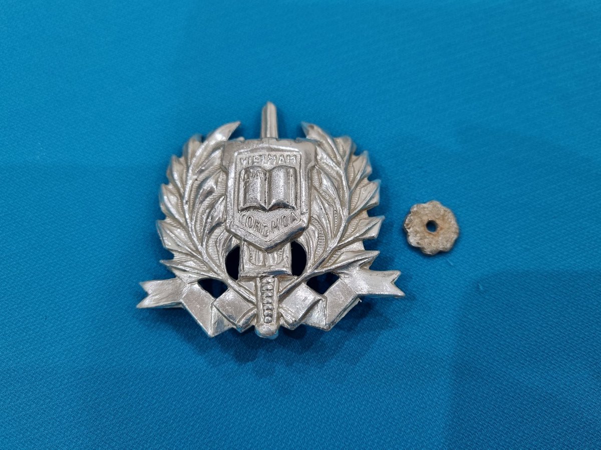 comradecuong's tweet photo. Just received this Republic of Vietnam National Police cap badge this Thursday Early Noon October 13 of 2022 (In 🇻🇳 time zone) today 😃
*
#Vietnam
#帽章 #모표 #帽徽
#Sapkarózsa #Sapkajelvény
#CapBadge #Кокарда
#Čepicový #Kokarde
#CapInsignia #Cockade
#Insignă #Insignes
#CapBadges https://t.co/G3O0aprzWv