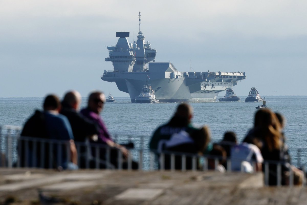 HMNBPortsmouth's tweet photo. A warm welcome back to @HMSQNLZ and her crew who have been over in the US representing the UK amongst our NATO allies. 🇬🇧🇺🇸 Time for some well deserved rest before their next exercise #CSG22 🧭 https://t.co/1wRwzG4jEm