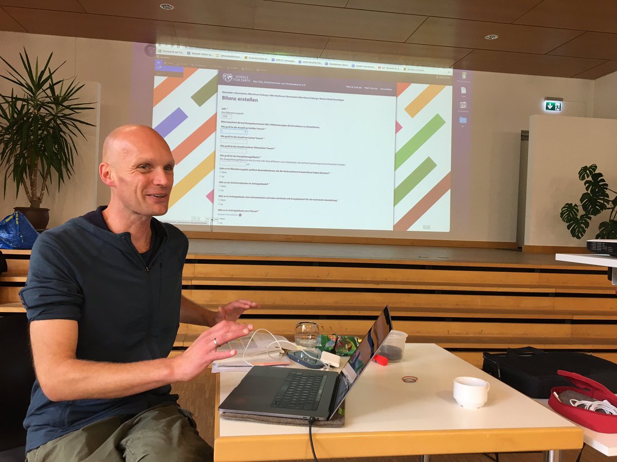 "Nicht nur reden, handeln!" ist Leitsatz des Green Deal <a href="/coburg/">Stadt Coburg</a> 2030. Eingeladen ist besonders die junge #generationco2030 eine nachhaltige Zukunft mitzugestalten. Heute starten Coburger Schulen mit #SchoolsForEarth von <a href="/greenpeace_de/">Greenpeace e.V.</a> die Klimabilanzierung co2-schulrechner.greenpeace.de