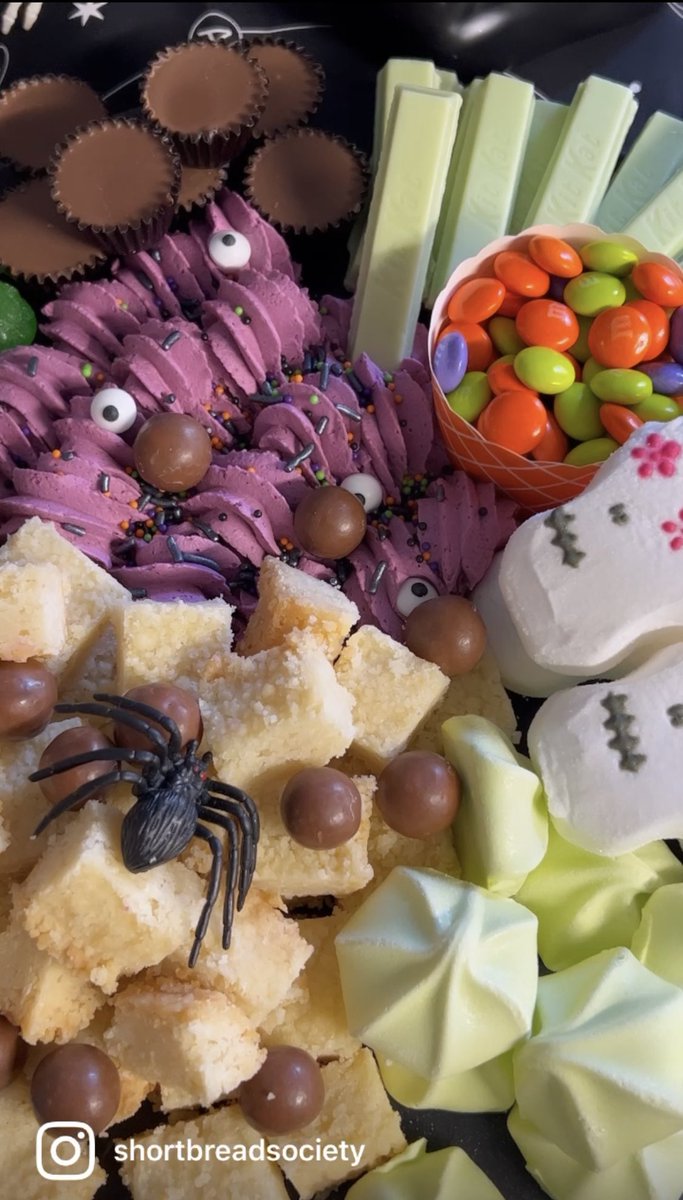 Shortbreadsoc's tweet image. Halloween Shortbread BUTTERCREAM Boards??!!! We think YESSSSSS! 
Tag 🏷️ someone you would want to share this with!

#Charbutterie at it’s sweetest 👻
#butterboard #butter #buttercream #buttercreamboard #shortbread